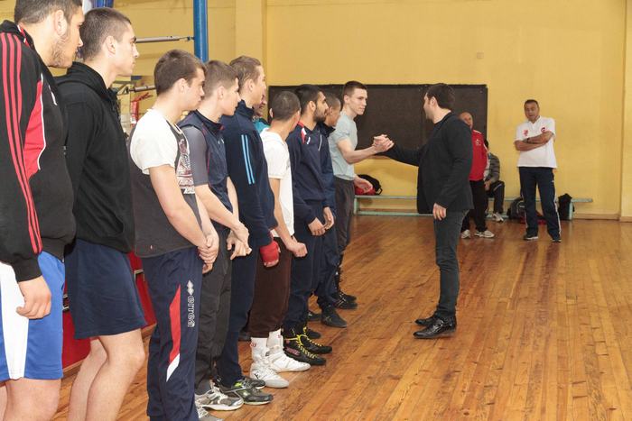 Президентът на федерацията Красимир Инински поздрави боксьорите от младежкия ни национален отбор преди спаринга със САЩ.