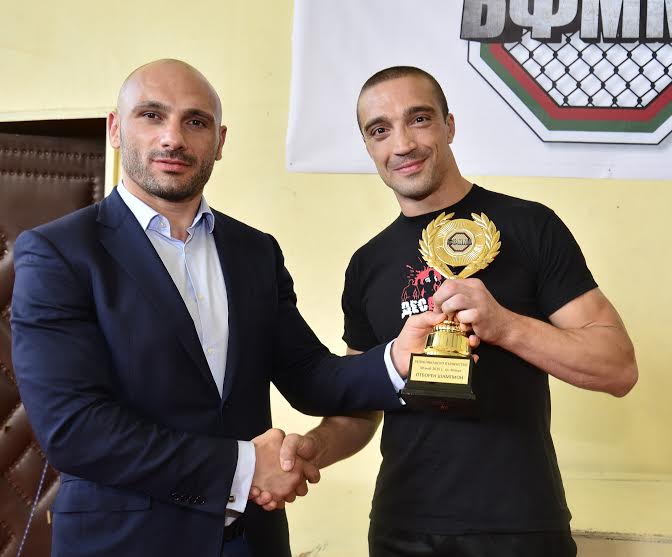 Николай Добруджански с купата за отборен шампион